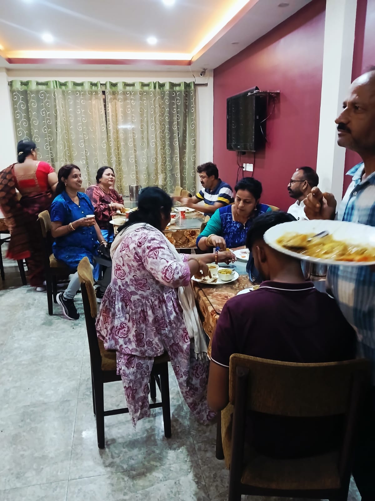 NP Service travellers enjoying a meal together