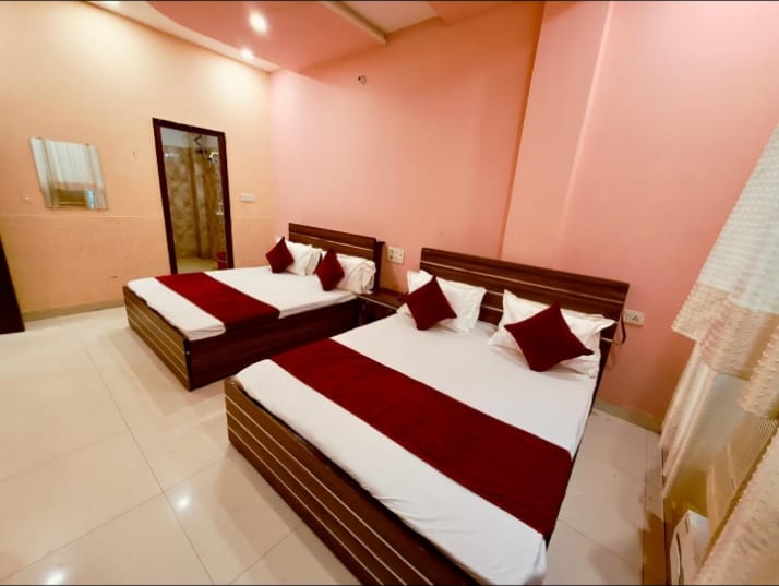 Guest room with neatly arranged beds and bedding